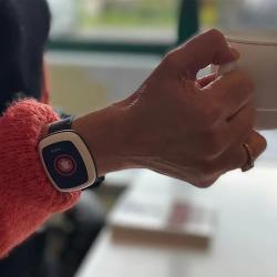 Bracelet connecté de téléassistance DCARE