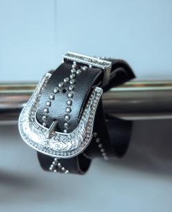 Ceinture à clous et bijoux