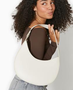 Sac rigide forme demi-lune porté épaule