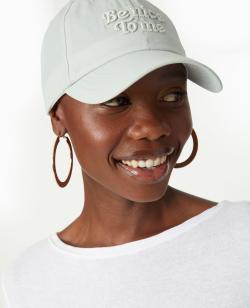 Casquette avec broderie relief