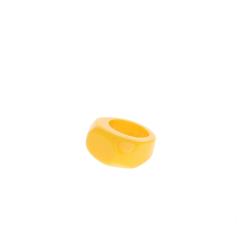 Bague en résine jaune