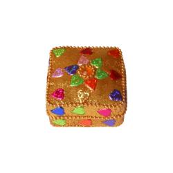 Boîte indienne carrée dorée et multicolore