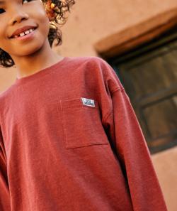 T-shirt garçon en coton biologique marron avec poche et patch - 2-3 A