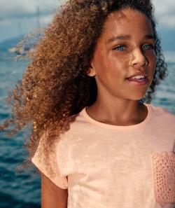 T-shirt fille en coton bio orange pâle avec poche en crochet - 12 A