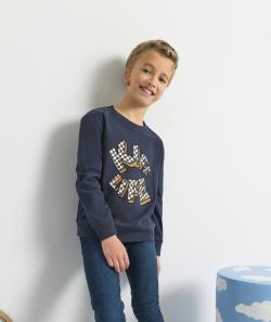 T-shirt garçon en fibres recyclées bleu marine avec message brodé - 6 A