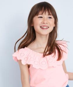 Le t-shirt rose en coton biologique avec col en broderie anglaise - 10 A