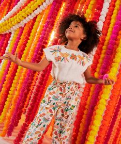 T-shirt fille en coton bio écru avec fruits brodés - 2 A