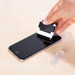 Nettoie-écran et support pour smartphone 2 en 1
