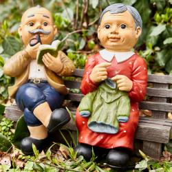 Grand-père et grand-mère sur un banc