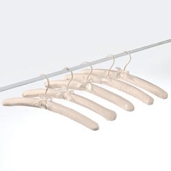 Cintres en satin rembourrés, beige