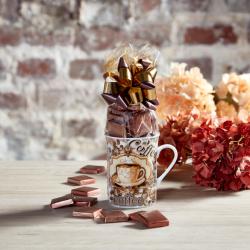 Mug garni de chocolat glacé latte macchiato