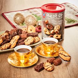Tasse à moka dorée et boîte de biscuits