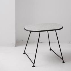 Table Capsule en feutre - Gris clair - Nathalie Rives A lifestyle